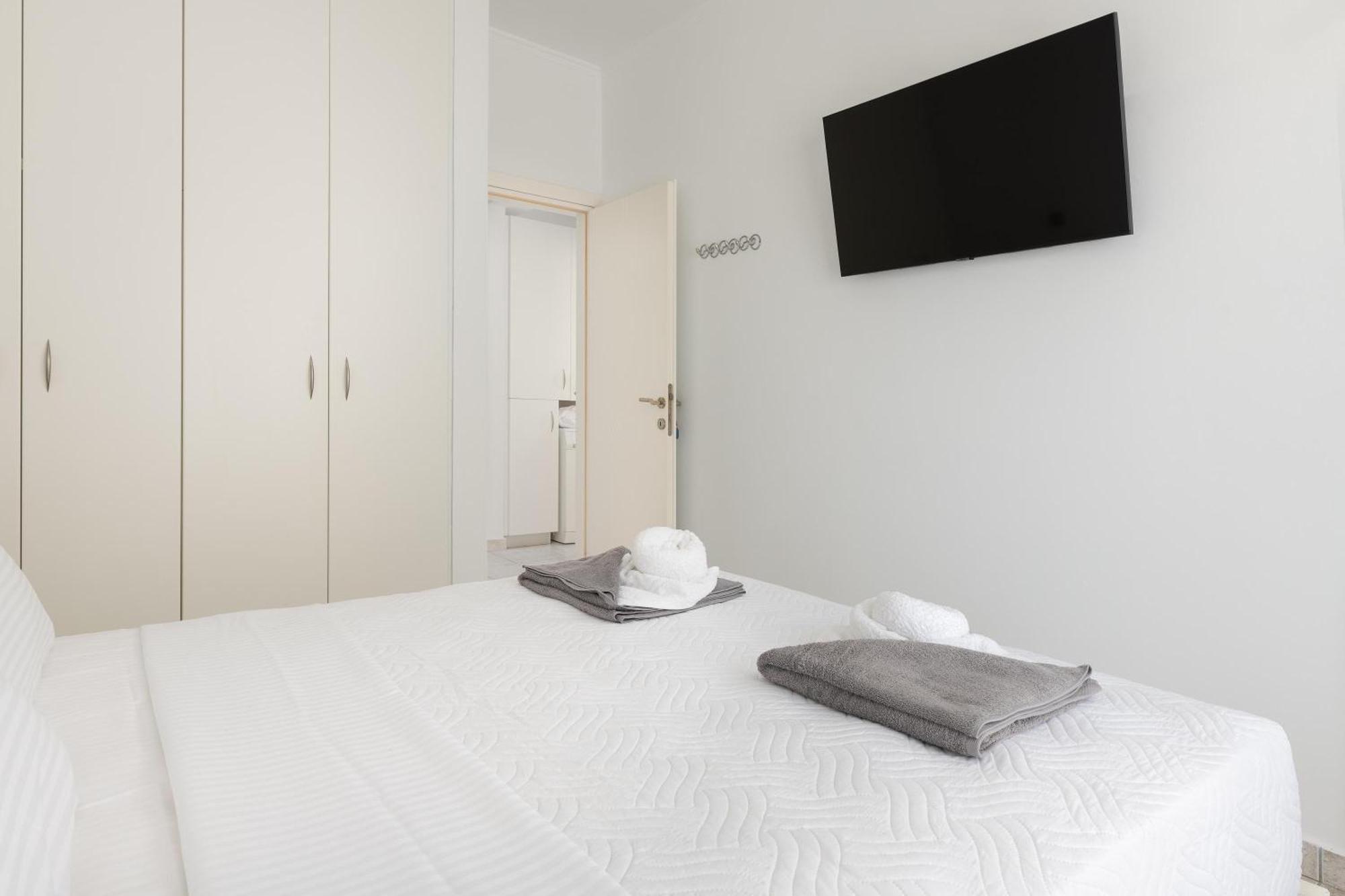 White&Blue Luxury Suites Ialysos  Exterior photo